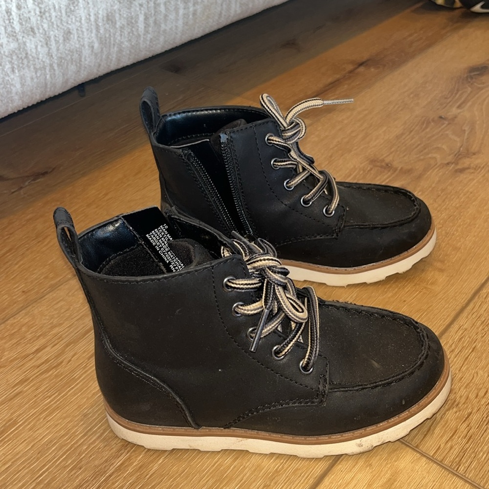 Cat and Jack Boys Boots, size 10. Great used condition!